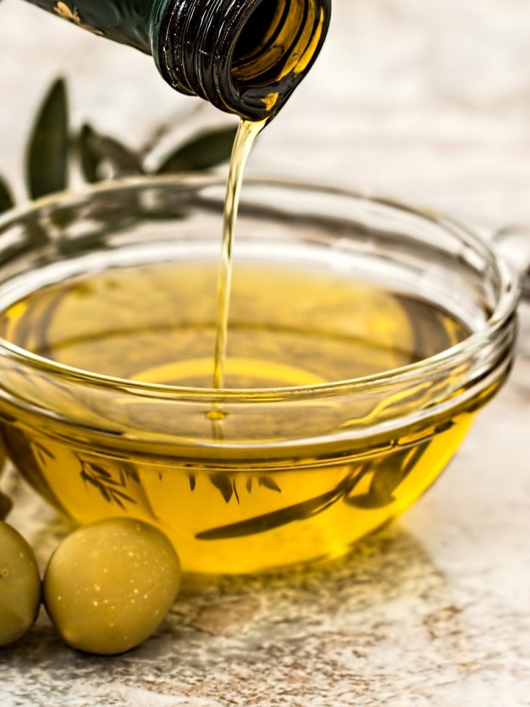 Oliwa z oliwek na włosy – jak ją wykorzystać, aby pięknie wyglądać?