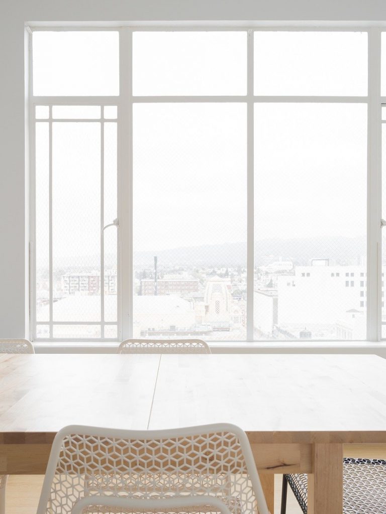 Szkło bezpieczne – co je wyróżnia i jak można je wykorzystać w domowej przestrzeni?